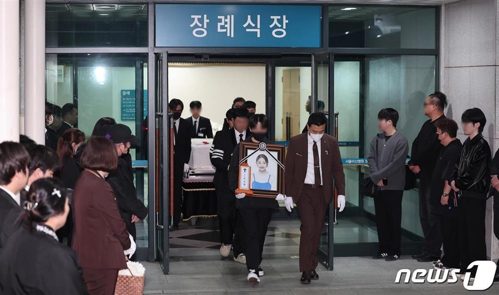 Lễ tang đẫm nước mắt của ca sĩ qua đời ở tuổi 30-16