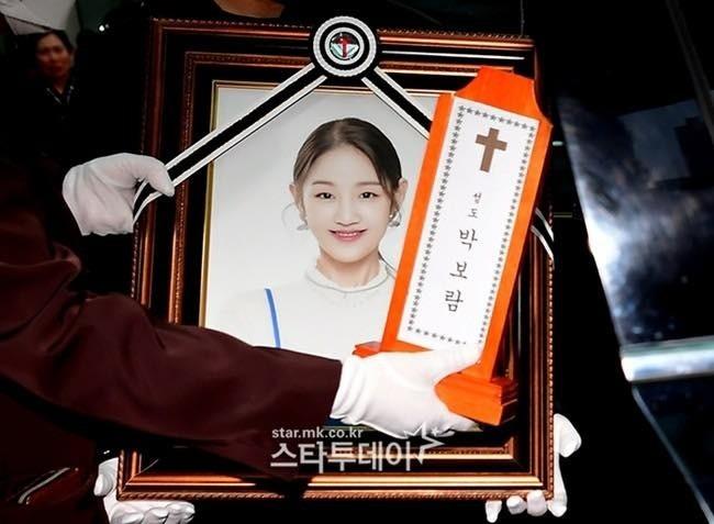 Lễ tang đẫm nước mắt của ca sĩ qua đời ở tuổi 30-17