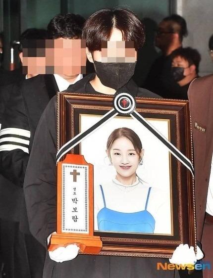 Lễ tang đẫm nước mắt của ca sĩ qua đời ở tuổi 30-18