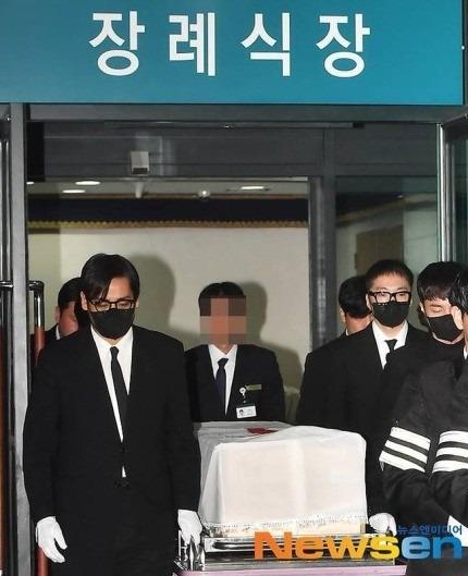 Lễ tang đẫm nước mắt của ca sĩ qua đời ở tuổi 30-19