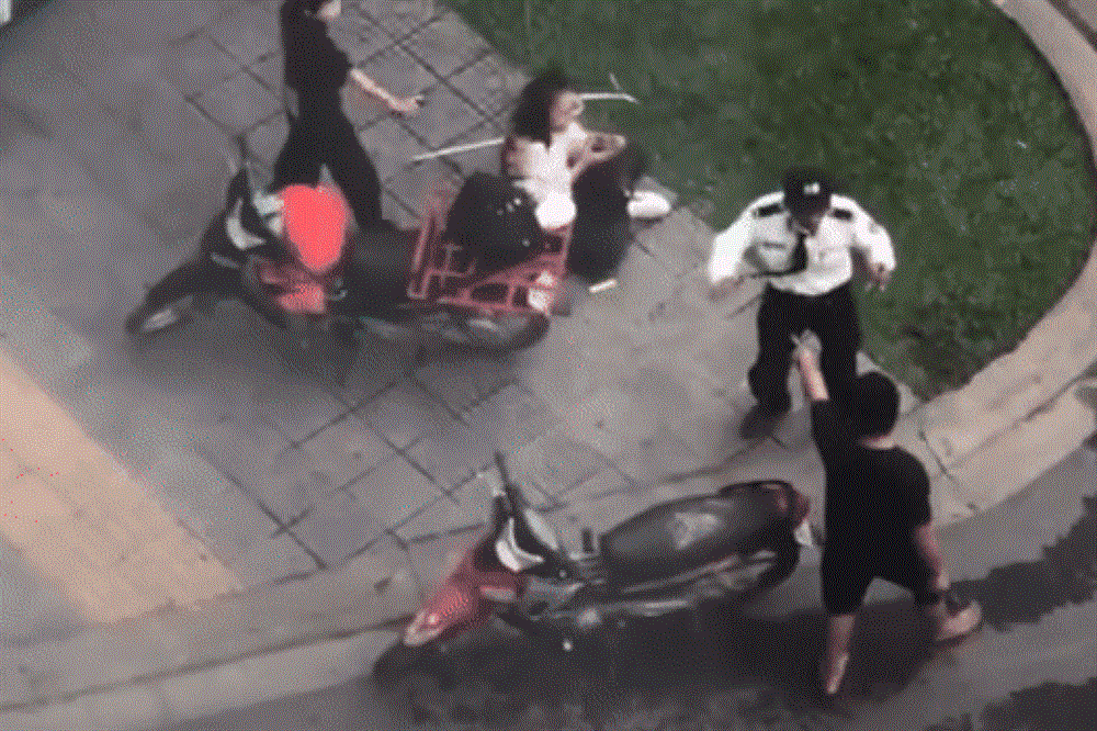 Bảo vệ kể phút giải cứu người phụ nữ bị chồng cũ cầm dao truy sát ở Hà Nội-1