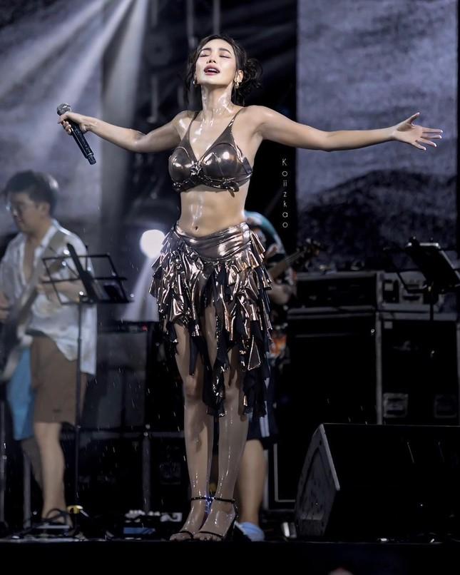 Engfa Wahara mặc mốt áo ngực biểu diễn ở lễ hội té nước-1