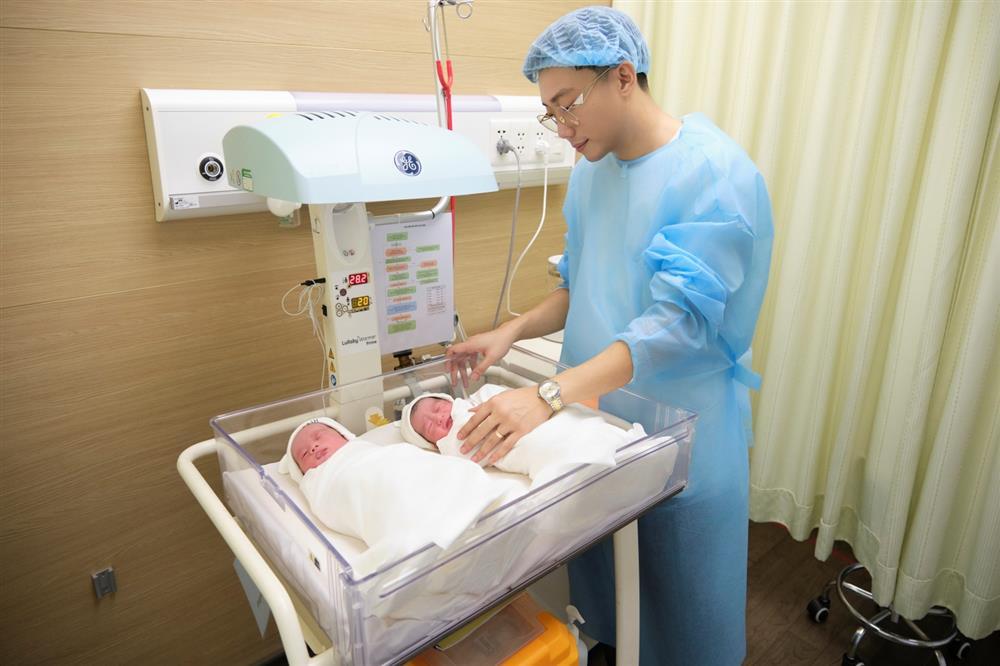 Diễn viên Phim cấp ba Gino Tống chào đón cặp sinh đôi đầu lòng-3