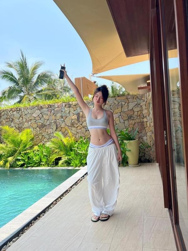 Bạn gái cựu tuyển thủ U23 Việt Nam gây sốt khi mặc xuyên thấu khoe lưng ong nuột nà-2