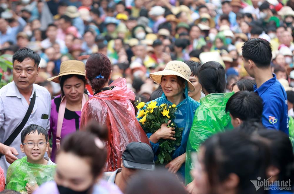 Đông đảo người dân đến dâng hương tưởng niệm các Vua Hùng-2