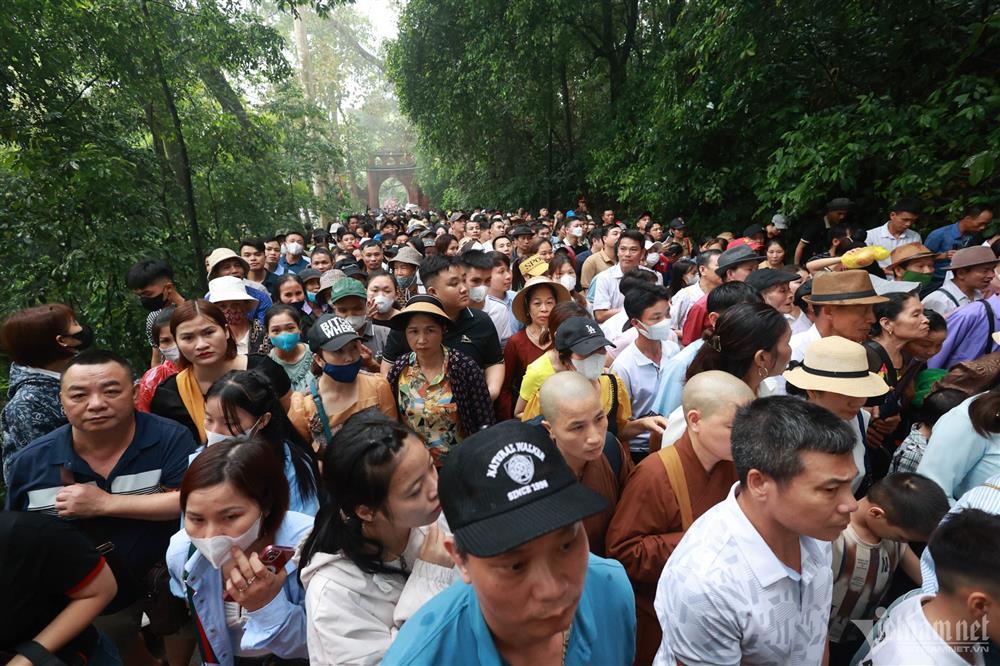 Đông đảo người dân đến dâng hương tưởng niệm các Vua Hùng-3