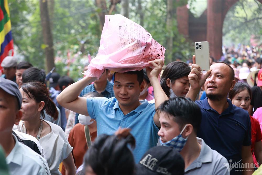 Đông đảo người dân đến dâng hương tưởng niệm các Vua Hùng-4