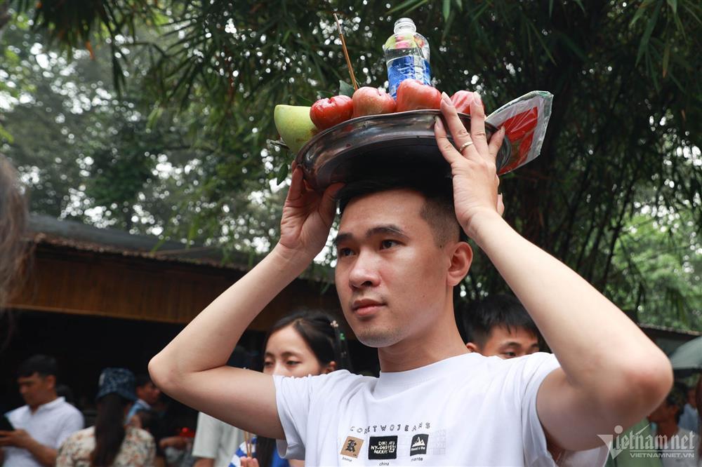 Đông đảo người dân đến dâng hương tưởng niệm các Vua Hùng-5