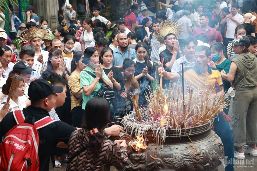 Đông đảo người dân đến dâng hương tưởng niệm các Vua Hùng