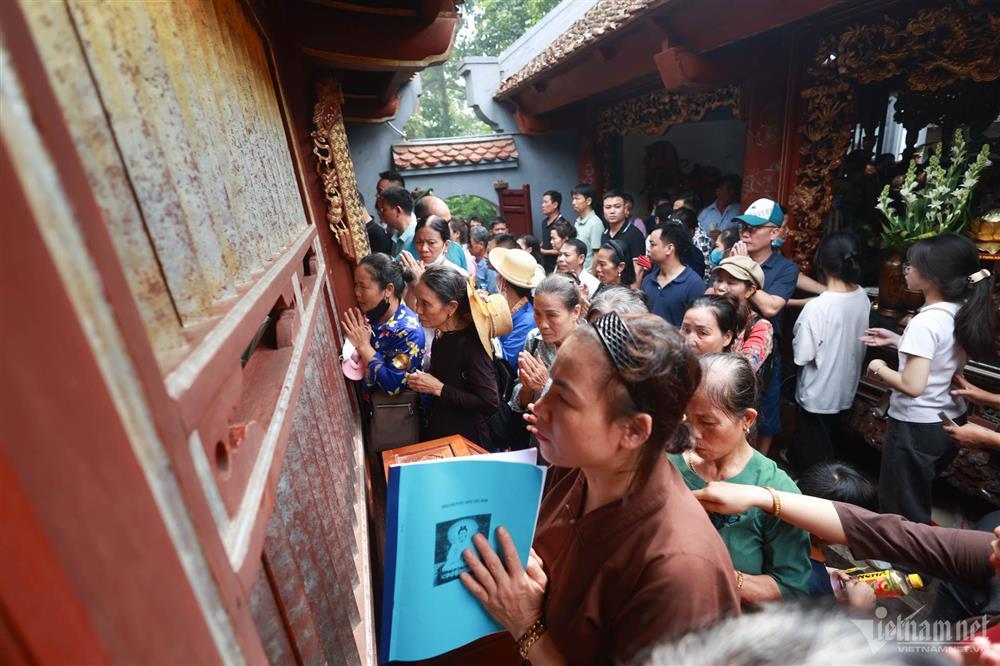 Đông đảo người dân đến dâng hương tưởng niệm các Vua Hùng-9