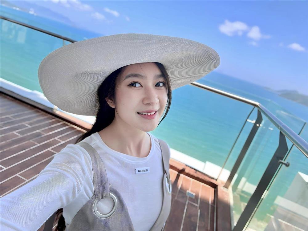 Vợ kém 17 tuổi của đạo diễn trăm tỷ hiếm hoi mặc tôn vòng 1 quyến rũ dù đã là mẹ 4 con-3