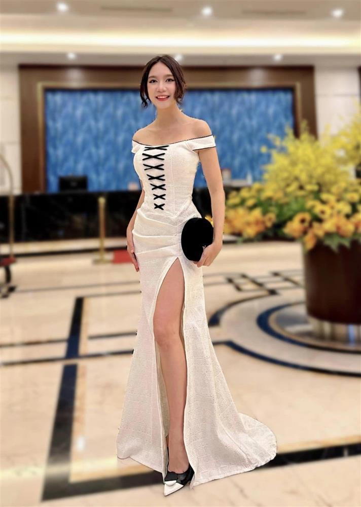 Vợ kém 17 tuổi của đạo diễn trăm tỷ hiếm hoi mặc tôn vòng 1 quyến rũ dù đã là mẹ 4 con-5