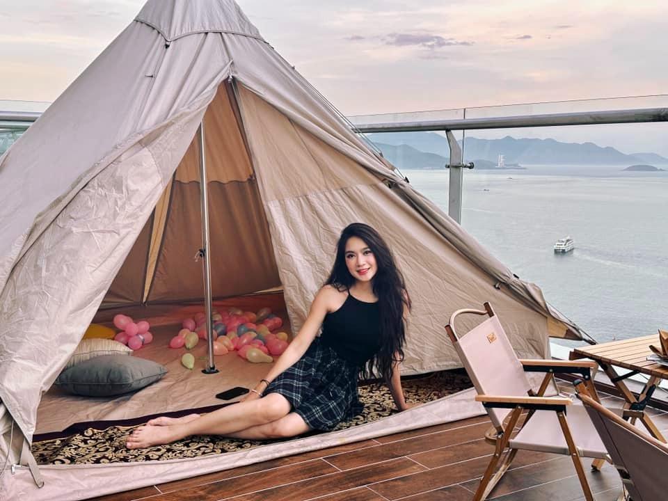 Vợ kém 17 tuổi của đạo diễn trăm tỷ hiếm hoi mặc tôn vòng 1 quyến rũ dù đã là mẹ 4 con-8