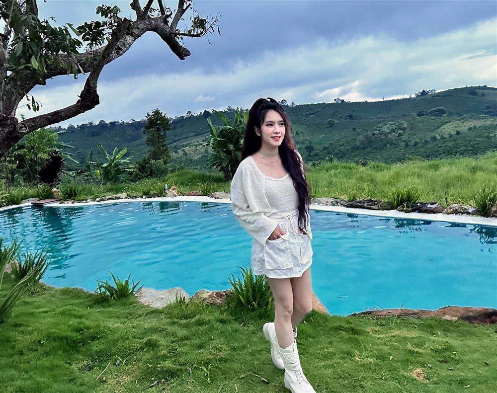 Vợ kém 17 tuổi của đạo diễn trăm tỷ hiếm hoi mặc tôn vòng 1 quyến rũ dù đã là mẹ 4 con-10