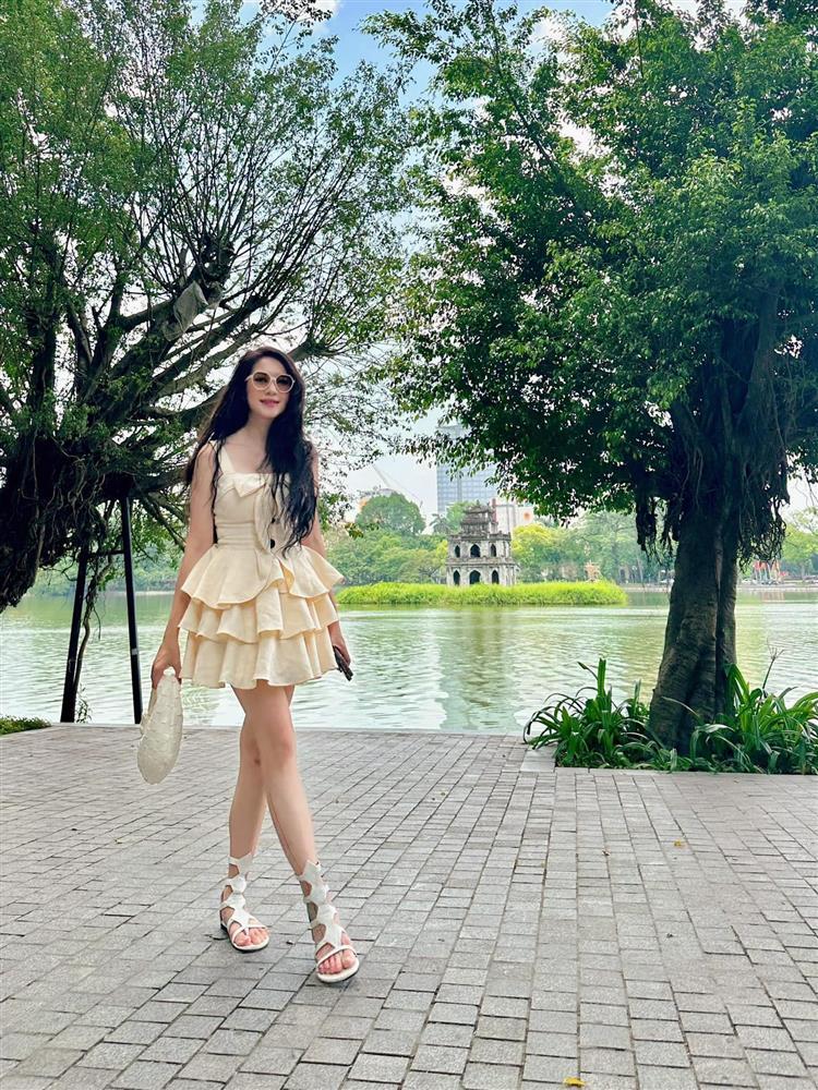 Vợ kém 17 tuổi của đạo diễn trăm tỷ hiếm hoi mặc tôn vòng 1 quyến rũ dù đã là mẹ 4 con-9