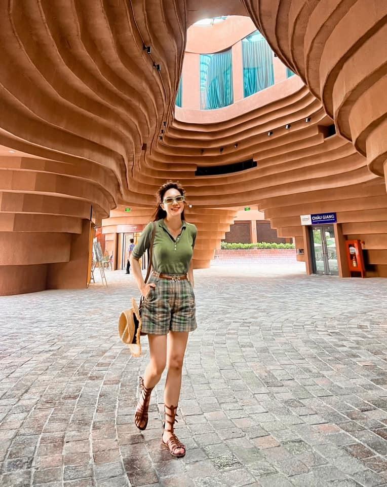 Vợ kém 17 tuổi của đạo diễn trăm tỷ hiếm hoi mặc tôn vòng 1 quyến rũ dù đã là mẹ 4 con-11