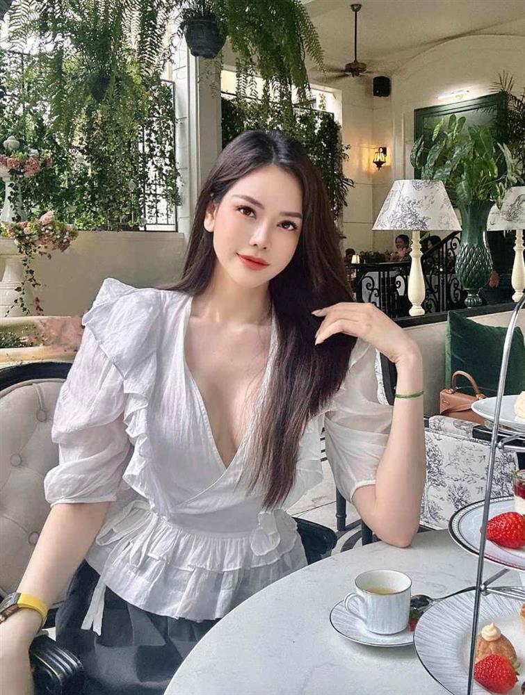 Danh tính người đẹp sở hữu vòng eo tí hon, đi trên phố người đi đường ngoái lại nhìn-7