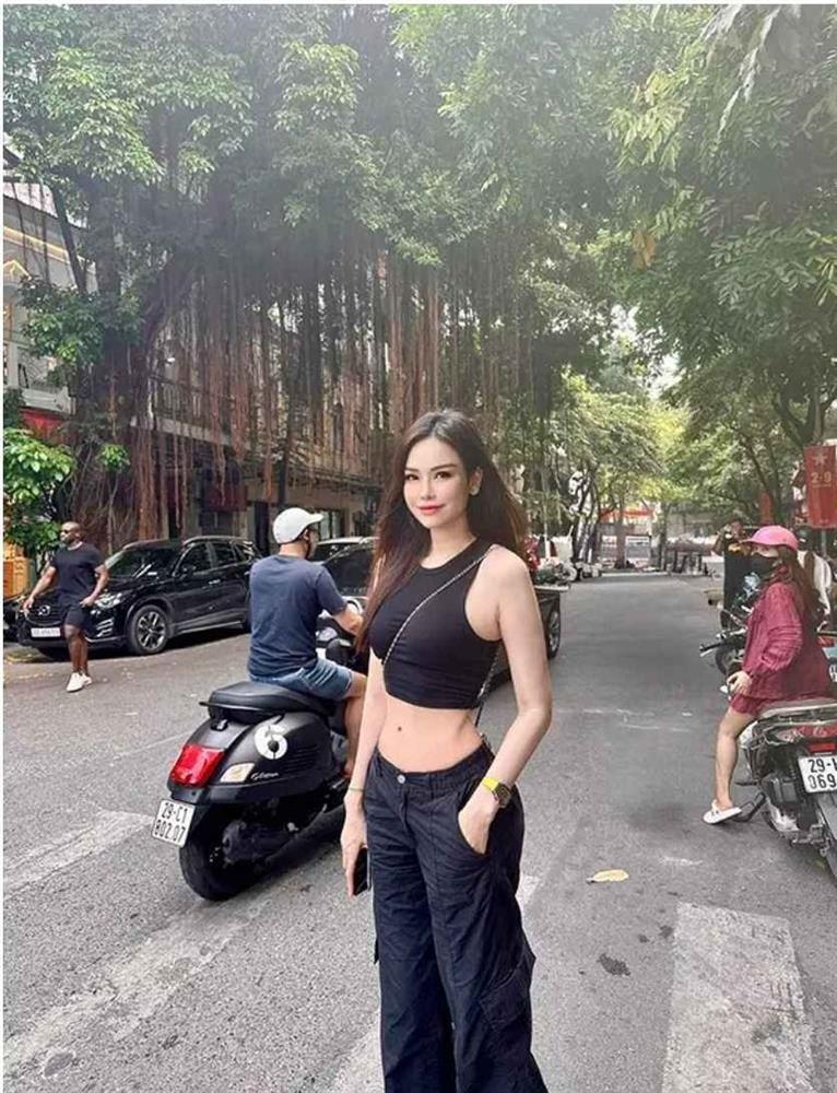 Danh tính người đẹp sở hữu vòng eo tí hon, đi trên phố người đi đường ngoái lại nhìn-2