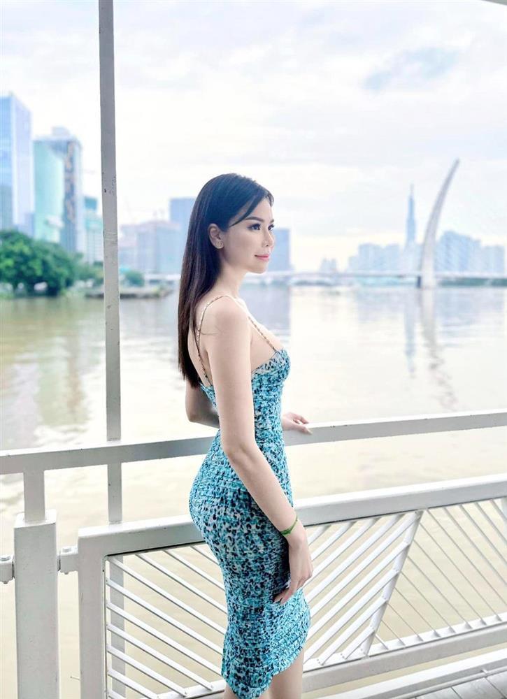 Danh tính người đẹp sở hữu vòng eo tí hon, đi trên phố người đi đường ngoái lại nhìn-3