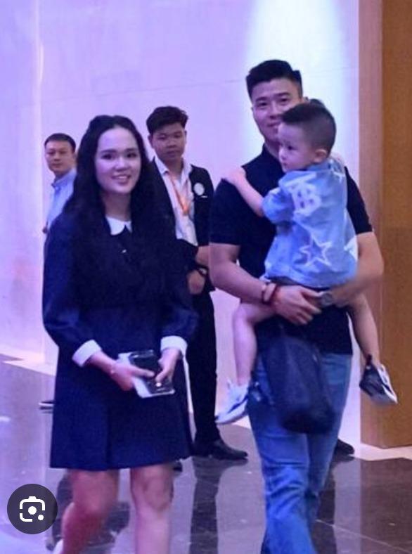 Bà xã hậu vệ Đỗ Duy Mạnh sắc vóc thay đổi thế nào sau sinh con thứ 2?-1