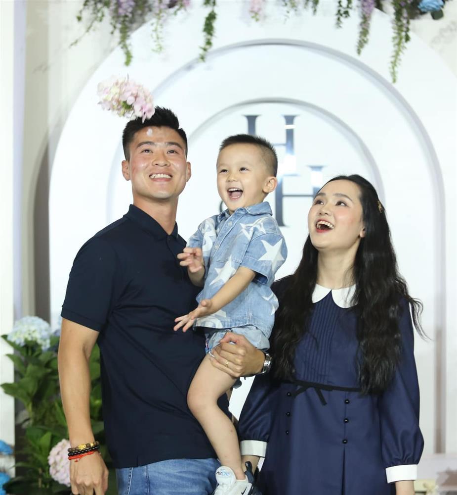 Bà xã hậu vệ Đỗ Duy Mạnh sắc vóc thay đổi thế nào sau sinh con thứ 2?-2