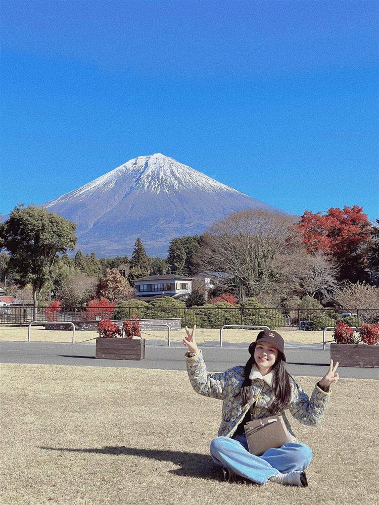 Bà xã hậu vệ Đỗ Duy Mạnh sắc vóc thay đổi thế nào sau sinh con thứ 2?-11