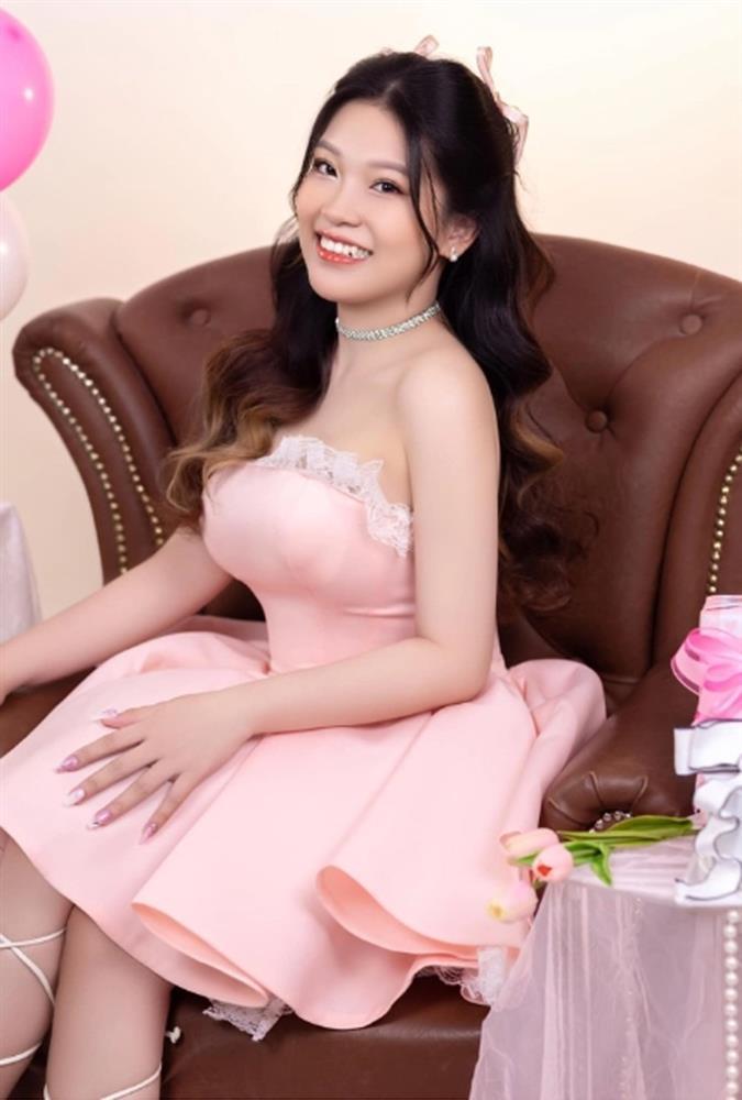 Cô vợ mới cưới xinh đẹp của cầu thủ hot nhất U23 Việt Nam trong trận thắng Kuwait-3