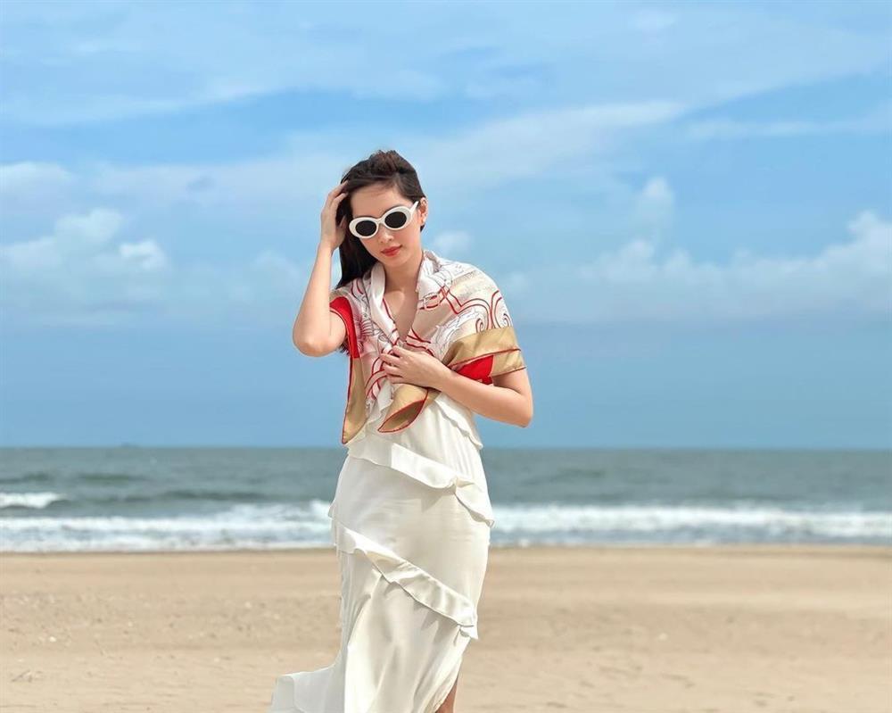 Hai nàng dâu hào môn chuộng gu kín bưng đi biển nhưng vẫn khoe trọn đường cong mỹ miều-2