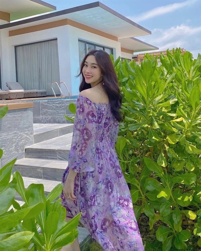 Hai nàng dâu hào môn chuộng gu kín bưng đi biển nhưng vẫn khoe trọn đường cong mỹ miều-3