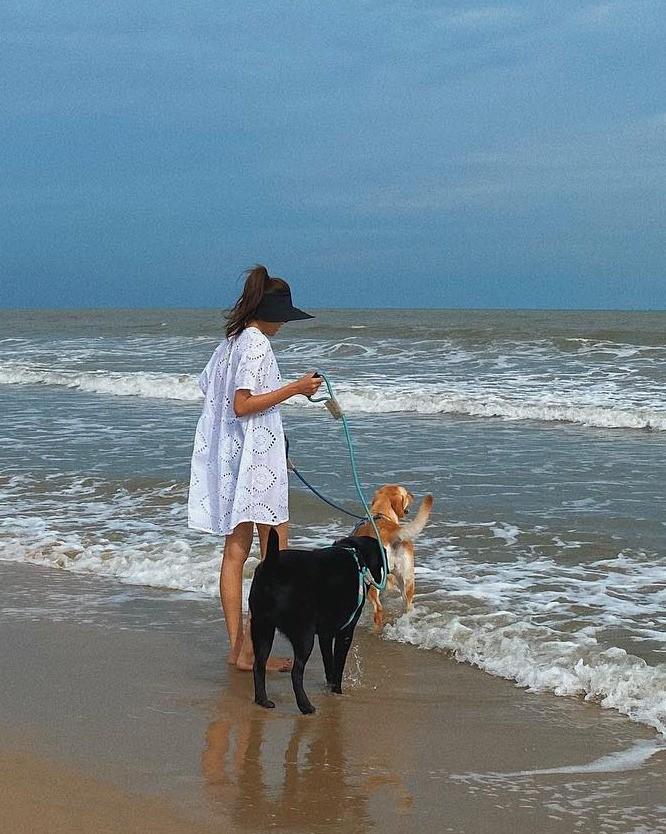 Hai nàng dâu hào môn chuộng gu kín bưng đi biển nhưng vẫn khoe trọn đường cong mỹ miều-6