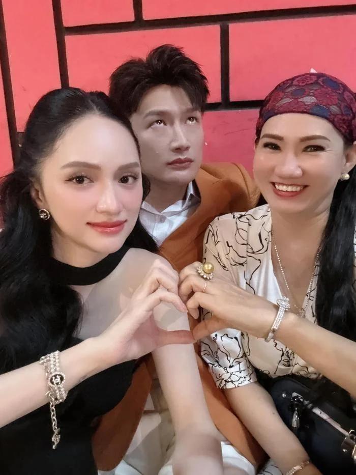 Hoa hậu Hương Giang gây sốt với màn flex mẹ chồng, danh tính của bà không ai xa lạ?-1