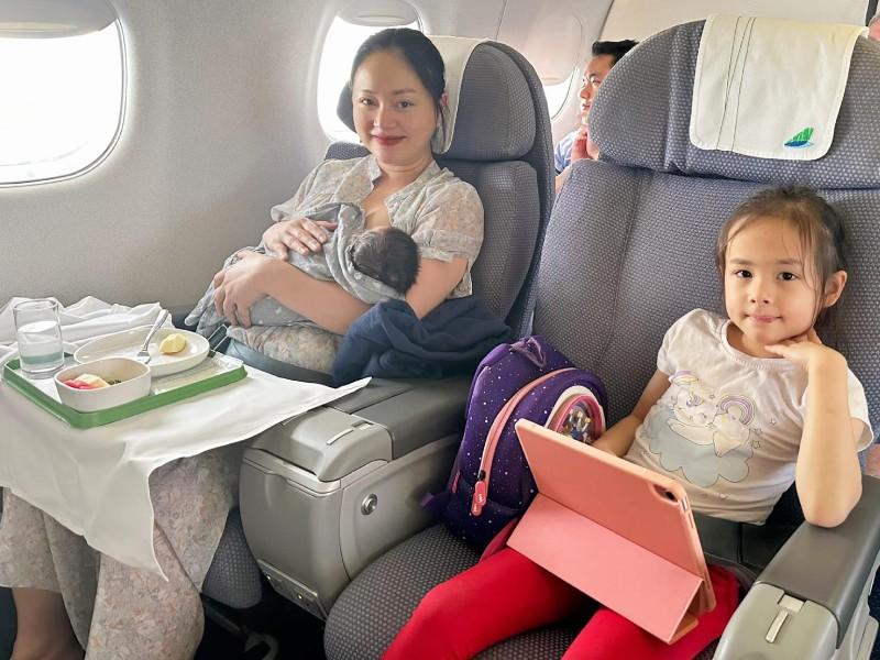 Sao Việt cho con bú: Người lộ ngực trần, người ‘dở khóc dở cười’ khi cho con bú trong tư thế quỳ gối-1