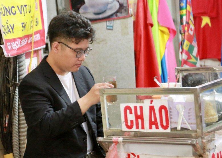 Nam sinh bán cháo sườn biết 3 ngôn ngữ, bắn tiếng Anh cực đã tai gây sốt mạng xã hội-2