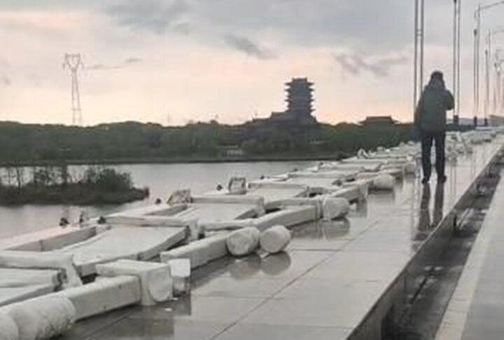 Cầu gần 700 tỷ đồng ở Trung Quốc mới xây đã bị gió thổi sập-1
