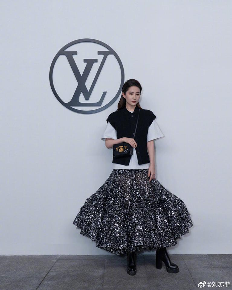 Lưu Diệc Phi gây xôn xao vì mặc váy như giẻ chà nồi, netizen vẫn khẳng định một điều?-1