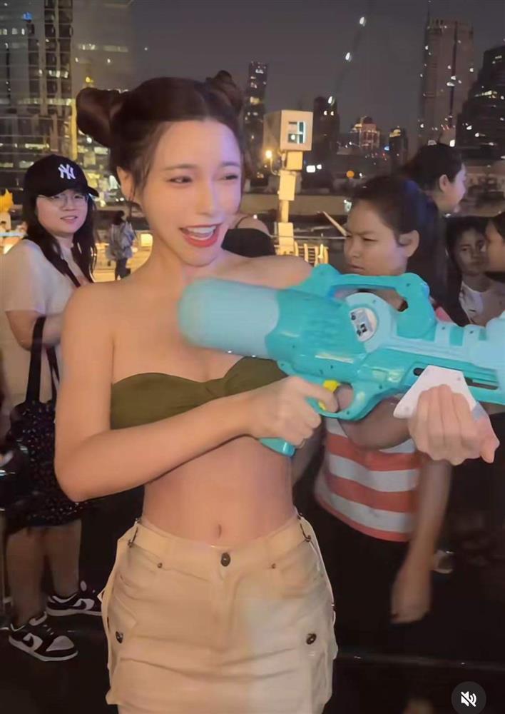 Hội gái xinh phớt lờ lệnh cấm, thoải mái mặc đồ khoe cơ thể ở lễ hội té nước-1