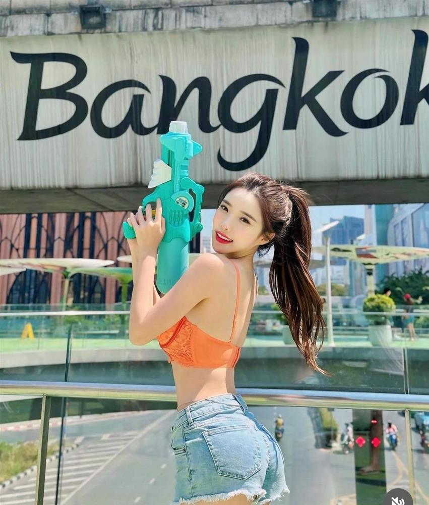 Hội gái xinh phớt lờ lệnh cấm, thoải mái mặc đồ khoe cơ thể ở lễ hội té nước-2