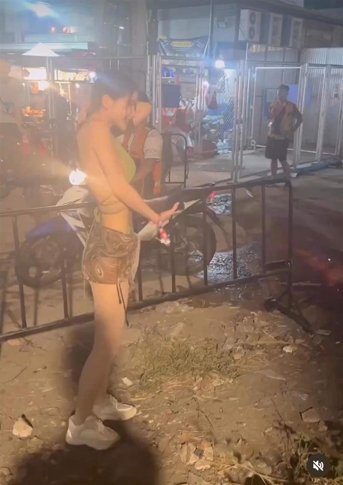 Hội gái xinh phớt lờ lệnh cấm, thoải mái mặc đồ khoe cơ thể ở lễ hội té nước-3