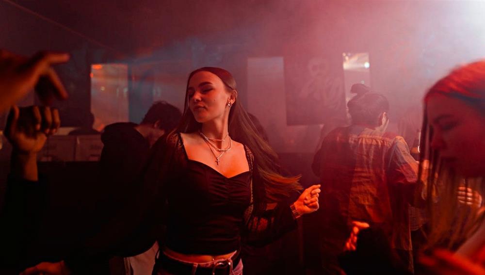 Mẹ chồng có bạn trai sau nhiều năm góa bụa, cả nhà như ngồi trên đống lửa-1