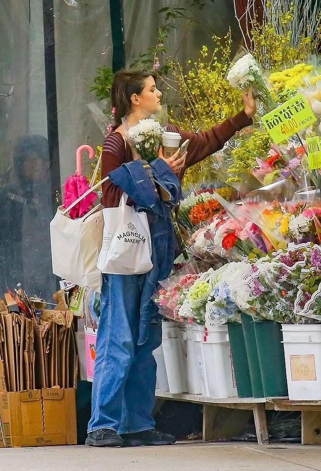 Tom Cruise làm lơ con gái bước sang tuổi 18-5