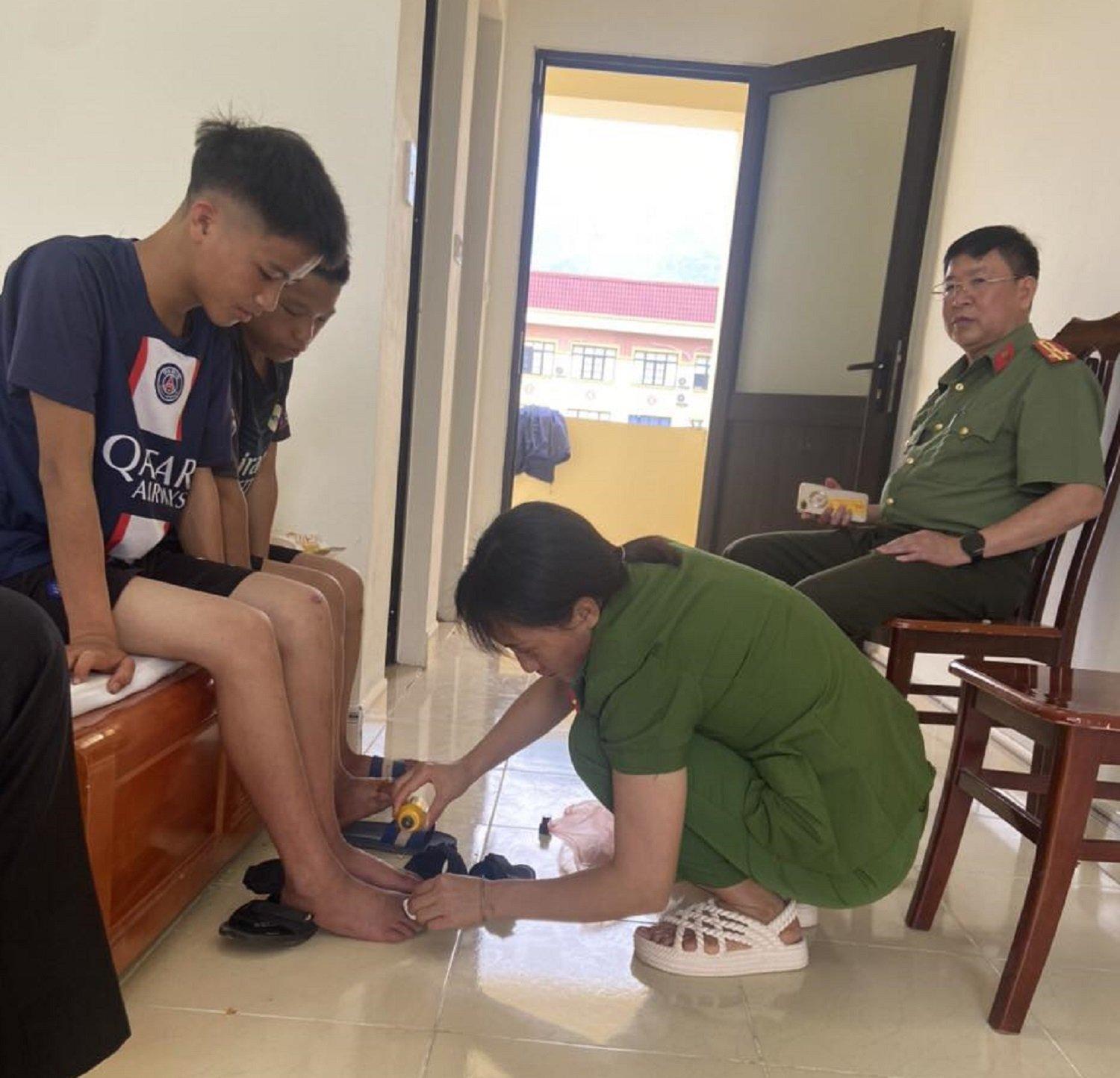 2 cháu bé người Mông đạp xe từ Điện Biên xuống Hà Nội tìm mẹ: Không nhớ tên tuổi, quê quán-2