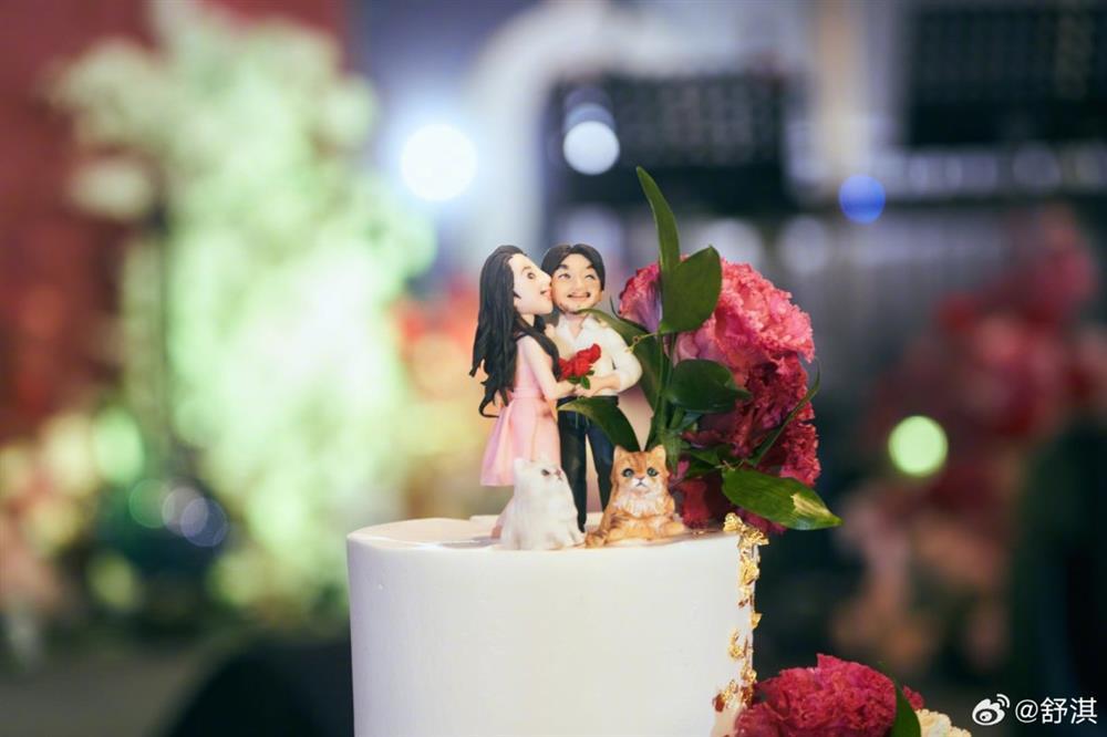 Thư Kỳ hóa cô dâu ở tuổi 50, kỷ niệm tám năm kết hôn với Phùng Đức Luân-1