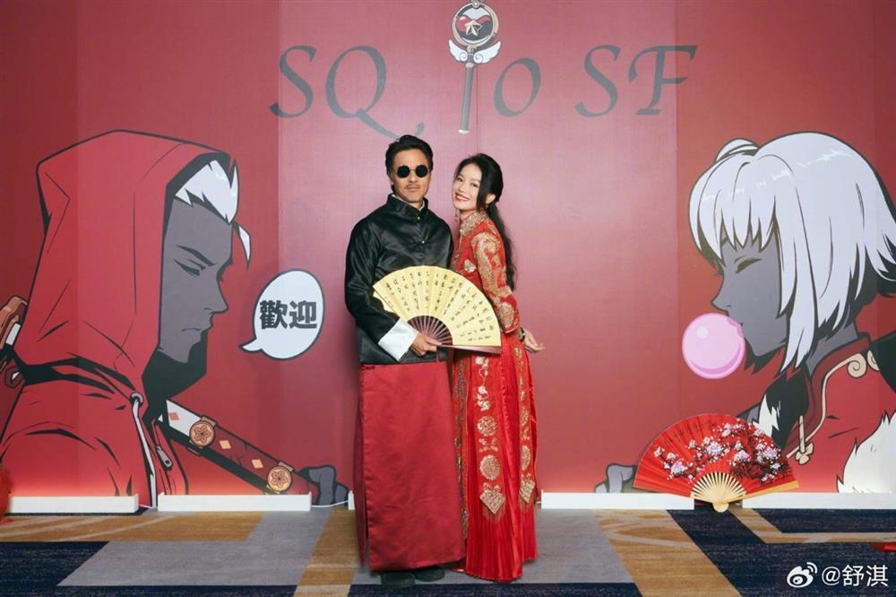 Thư Kỳ hóa cô dâu ở tuổi 50, kỷ niệm tám năm kết hôn với Phùng Đức Luân-2