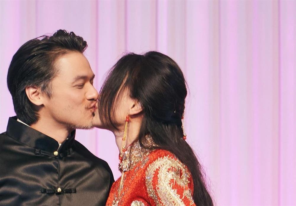 Thư Kỳ hóa cô dâu ở tuổi 50, kỷ niệm tám năm kết hôn với Phùng Đức Luân-3