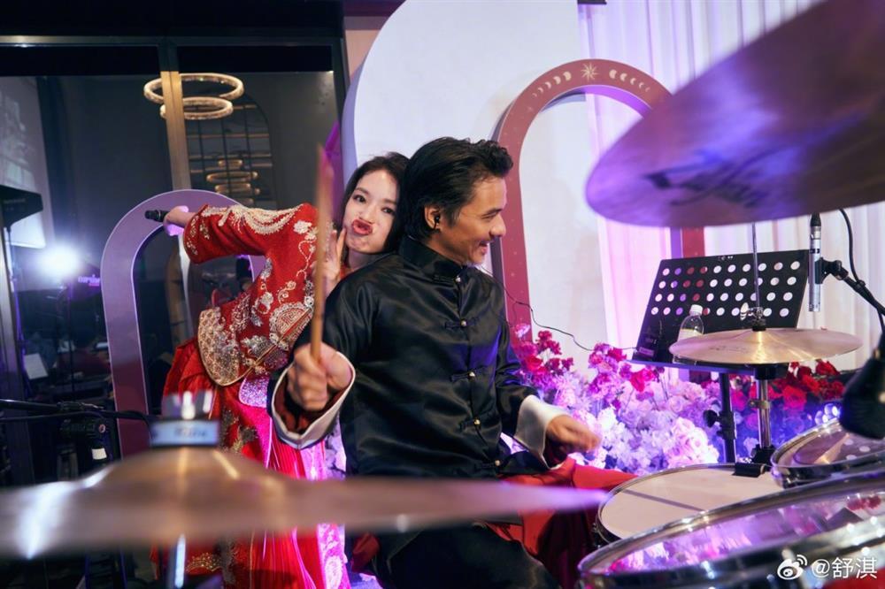 Thư Kỳ hóa cô dâu ở tuổi 50, kỷ niệm tám năm kết hôn với Phùng Đức Luân-5