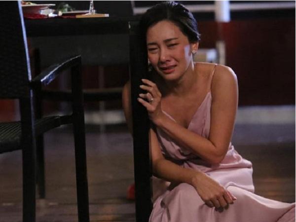 Chồng cố giữ lại bức tranh cũ mèm, tôi chết sững với bí mật cất giấu đằng sau-1