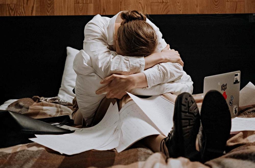 Hành động của sếp trong căn phòng đóng kín cửa khiến nữ nhân viên bật khóc-1