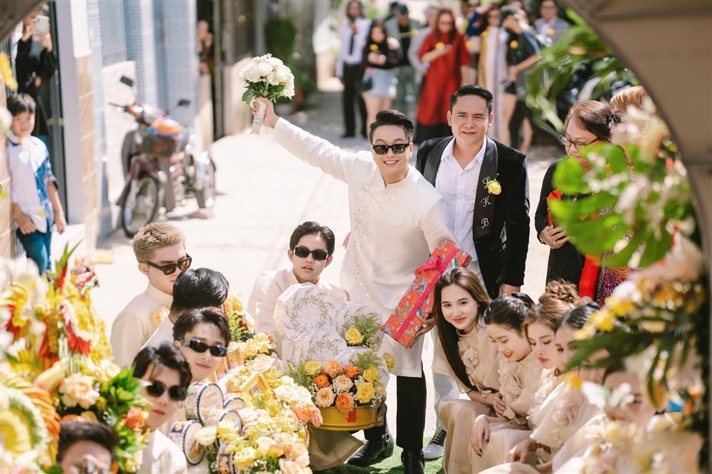 Ca sĩ TiTi (nhóm HKT) được mẹ vợ trao hai sổ đỏ, vài trăm triệu đồng tiền mặt trong đám hỏi ở Cần Thơ-1