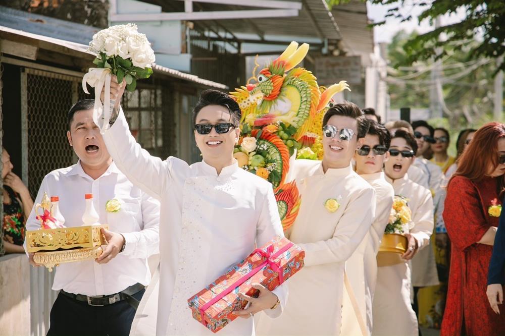 Ca sĩ TiTi (nhóm HKT) được mẹ vợ trao hai sổ đỏ, vài trăm triệu đồng tiền mặt trong đám hỏi ở Cần Thơ-2