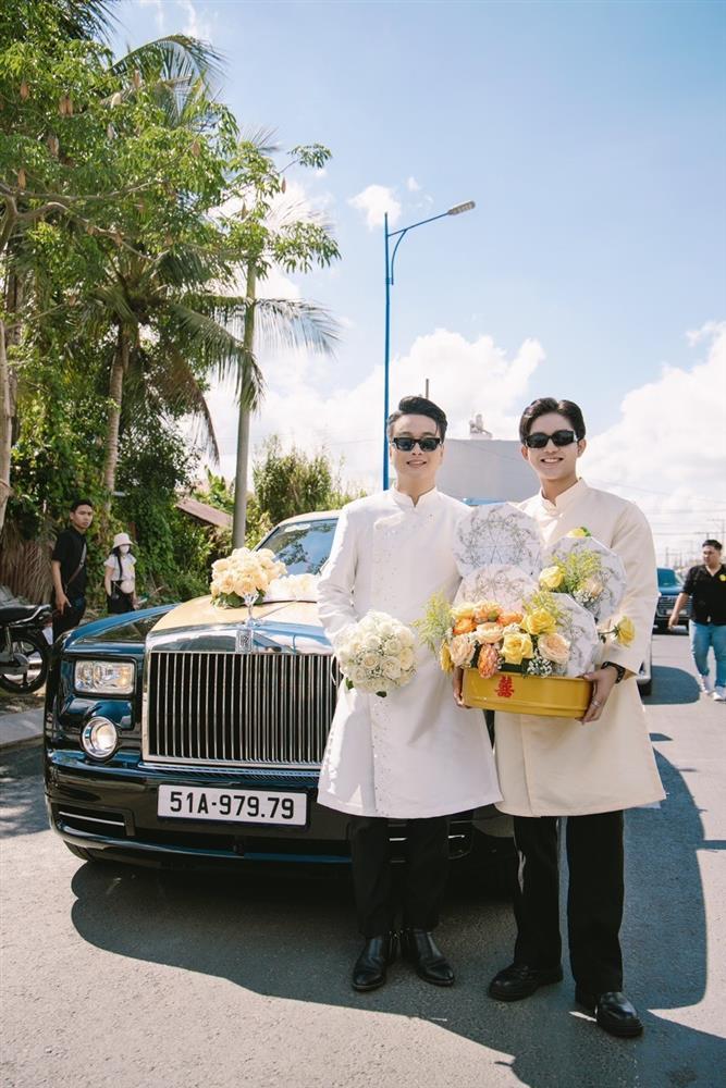 Ca sĩ TiTi (nhóm HKT) được mẹ vợ trao hai sổ đỏ, vài trăm triệu đồng tiền mặt trong đám hỏi ở Cần Thơ-4